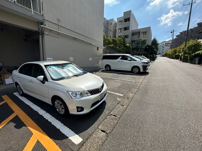 物件外観写真3　(駐車場)