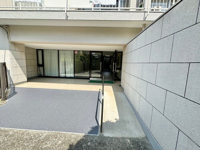 物件外観写真6　(エントランス部分)
