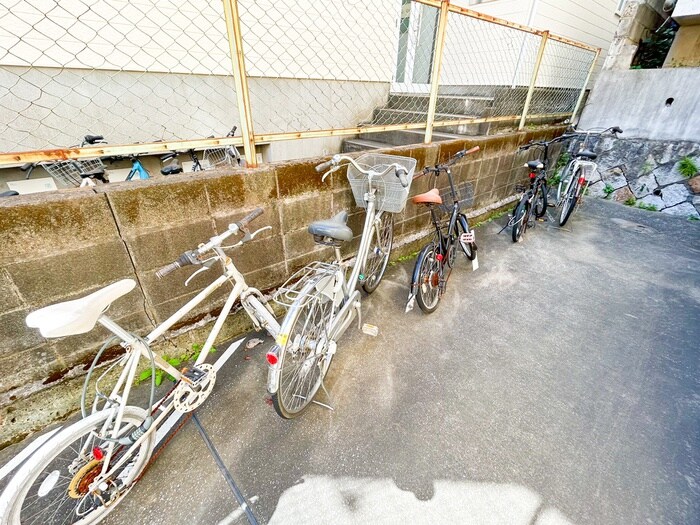 物件外観写真4　(駐輪場)