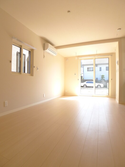 物件内観写真8　(室内からの展望)