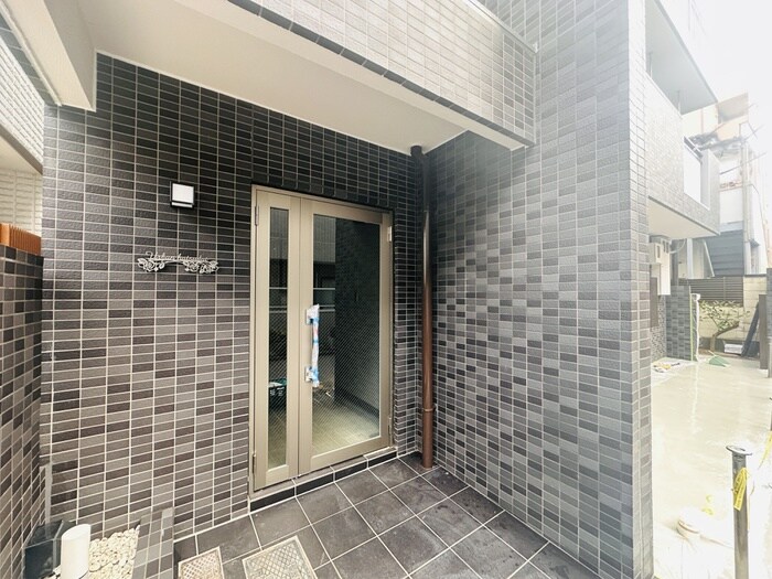 物件外観写真4　(エントランス部分)