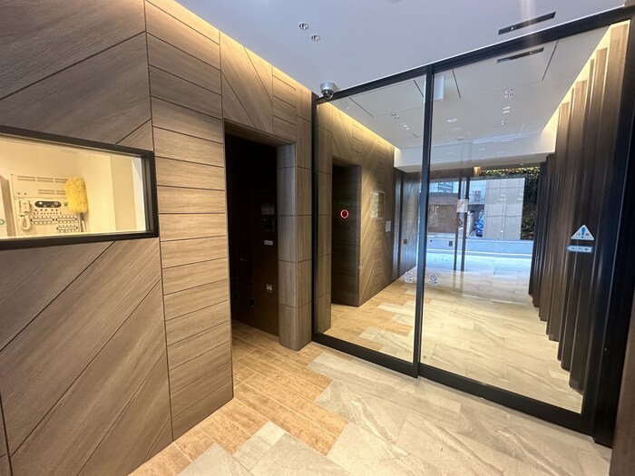 物件外観写真3　(エントランス部分)