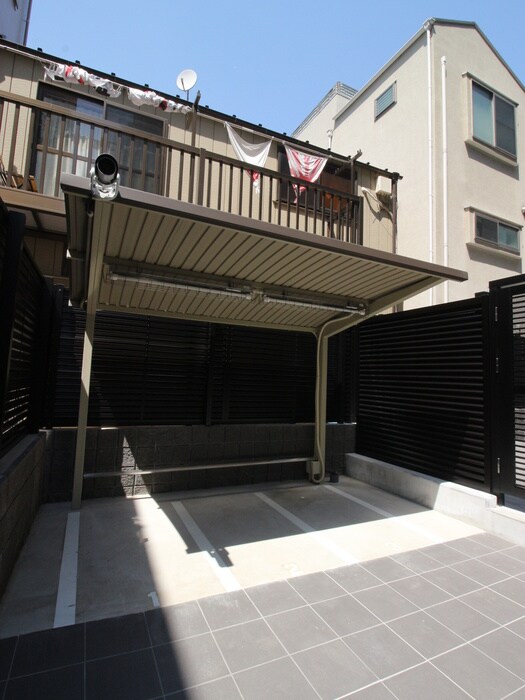 物件外観写真4　(バイク置き場)