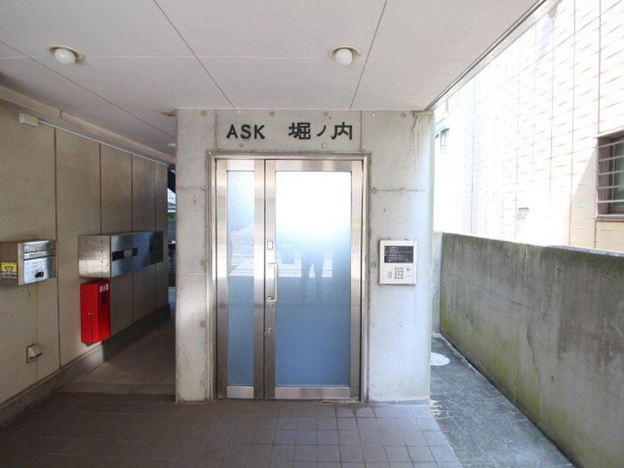 物件外観写真2　(エントランス部分)