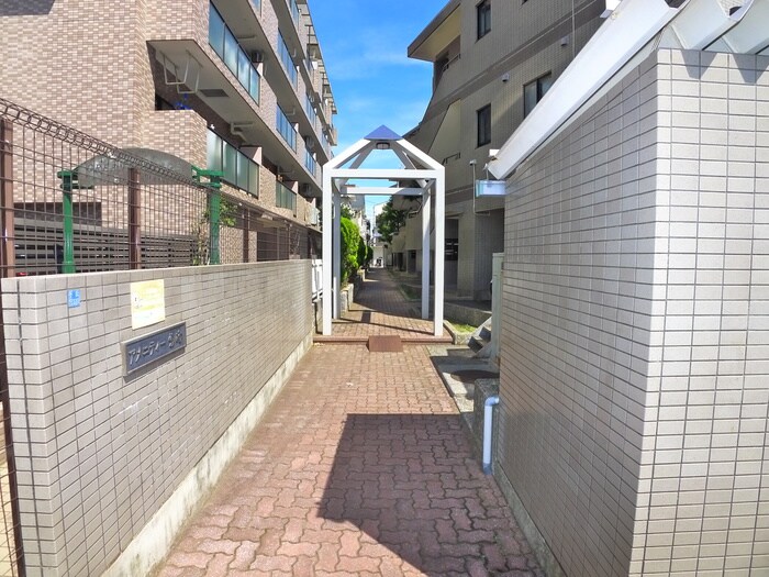 物件外観写真4　(エントランス部分)