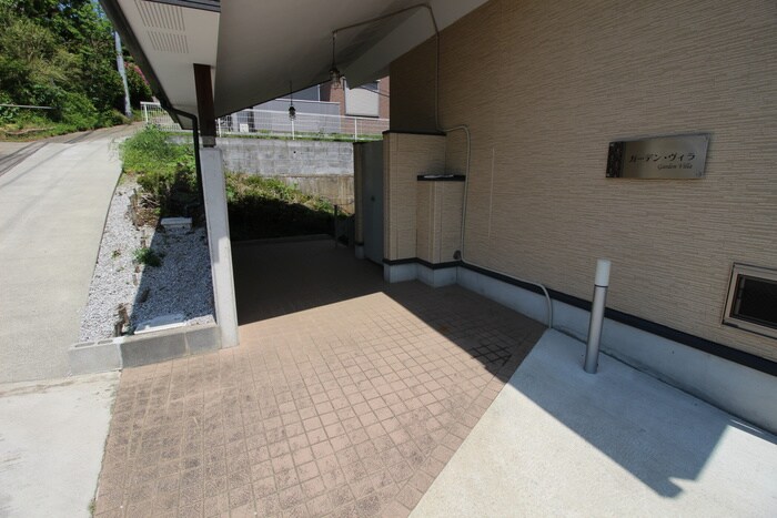 物件外観写真2　(エントランス部分)