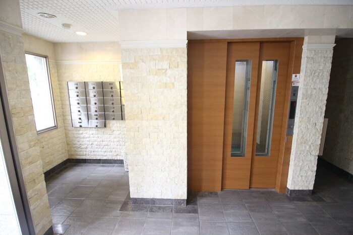 物件外観写真4　(エントランス部分)