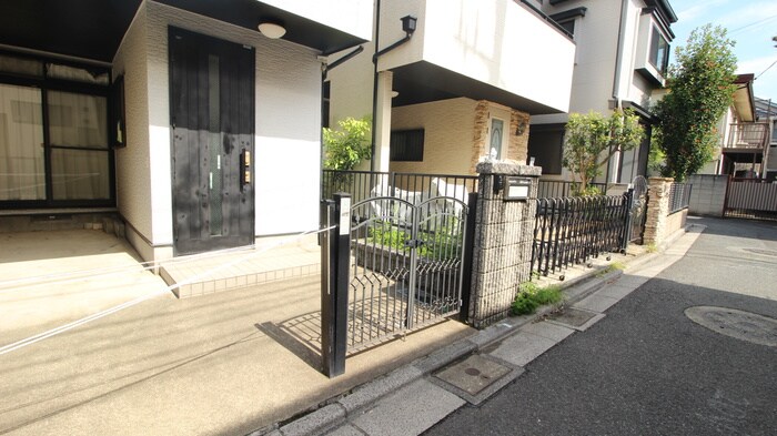 物件外観写真4　(エントランス部分)