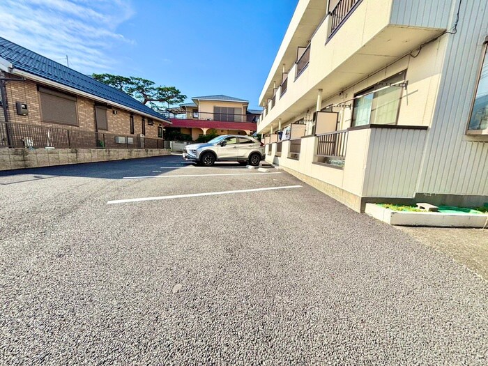 物件外観写真5　(駐車場)