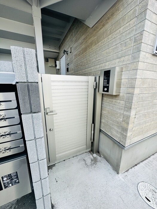 物件外観写真3　(エントランス部分)