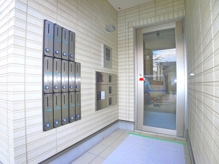 物件外観写真3　(エントランス部分)