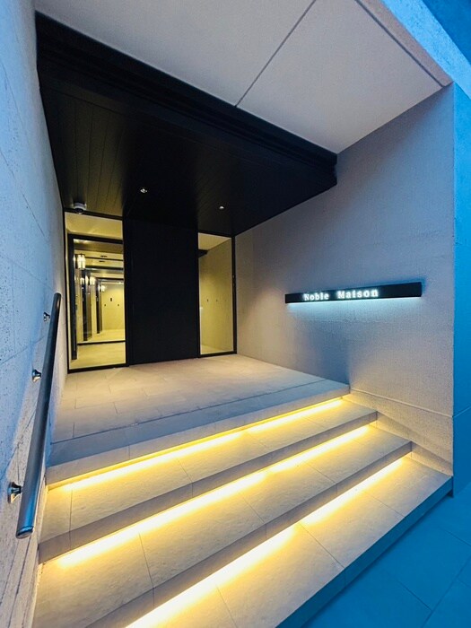 物件外観写真2　(エントランス部分)