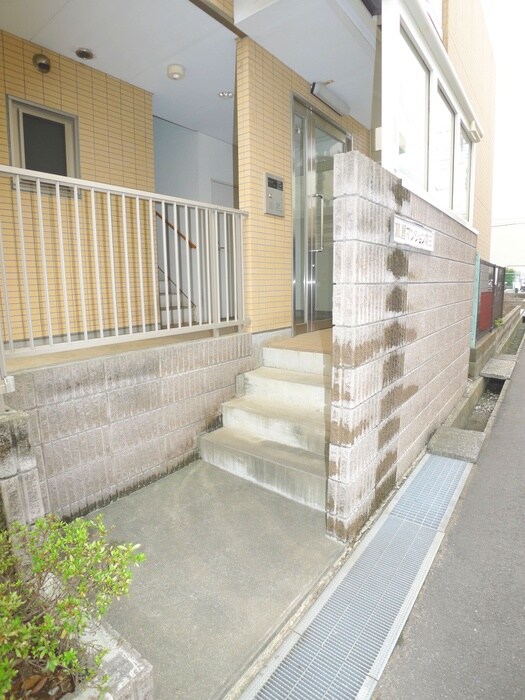 物件外観写真2　(エントランス部分)
