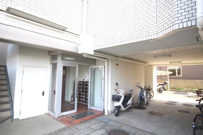 物件外観写真4　(エントランス部分)