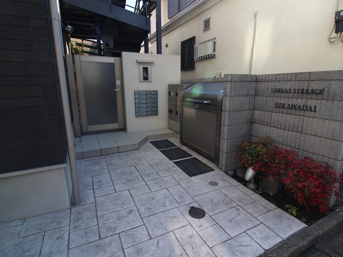 物件外観写真2　(エントランス部分)