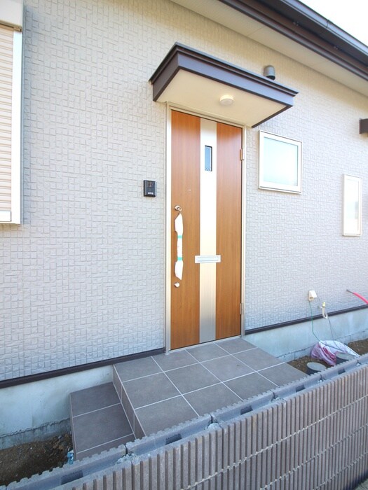 物件外観写真3　(エントランス部分)