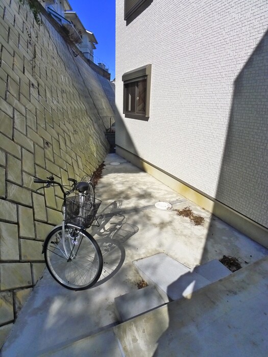 物件外観写真3　(駐輪場)