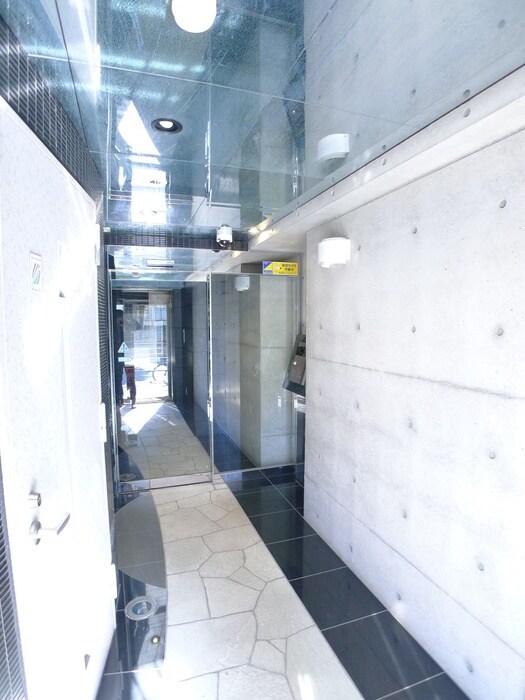 物件外観写真3　(エントランス部分)