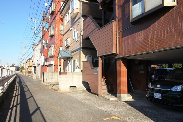 物件外観写真2　(エントランス部分)