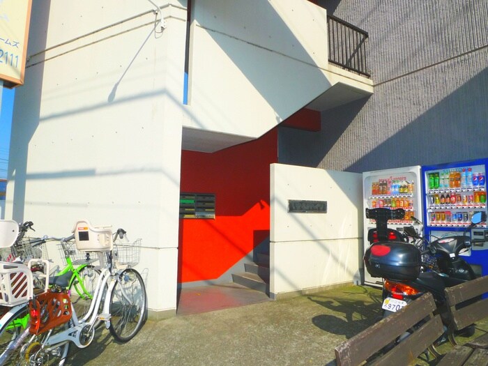 物件外観写真2　(エントランス部分)