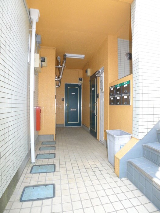 物件外観写真4　(エントランス部分)