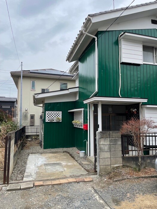 石田様方貸家の駐車場