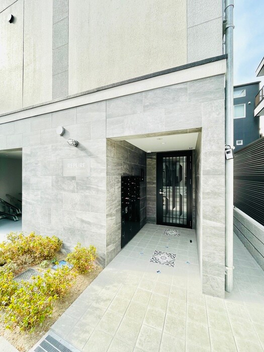 物件外観写真3　(エントランス部分)