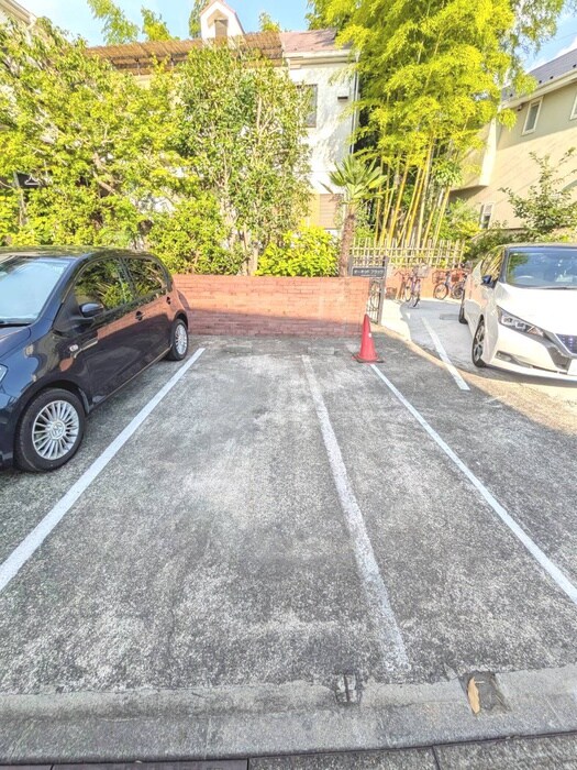 物件外観写真6　(駐車場)