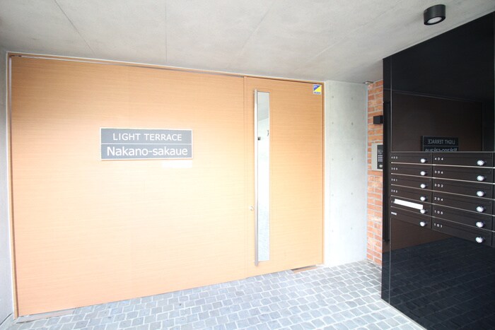 物件外観写真3　(エントランス部分)