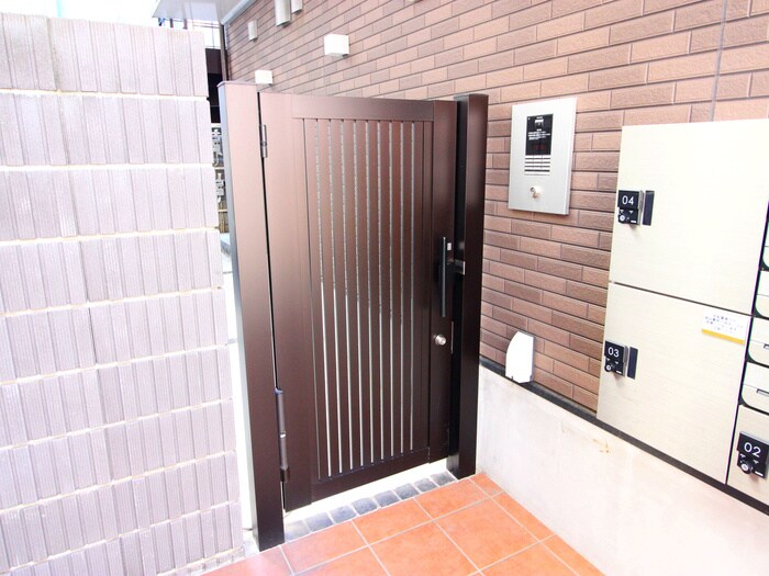 物件外観写真2　(エントランス部分)