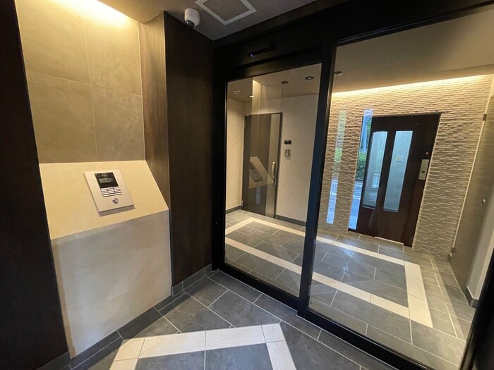 物件外観写真3　(エントランス部分)