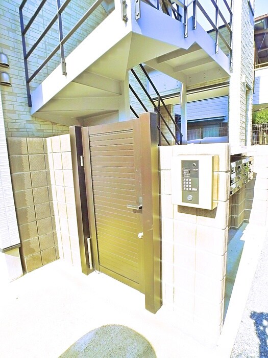 物件外観写真3　(エントランス部分)