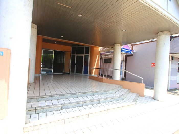 物件外観写真3　(エントランス部分)