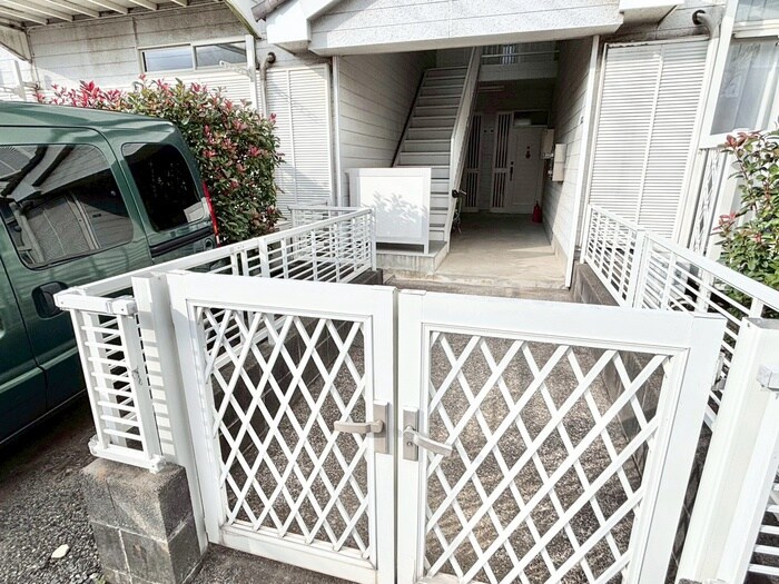 物件外観写真6　(エントランス部分)