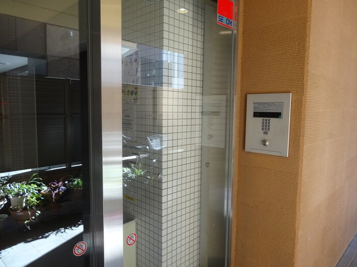 物件外観写真3　(エントランス部分)