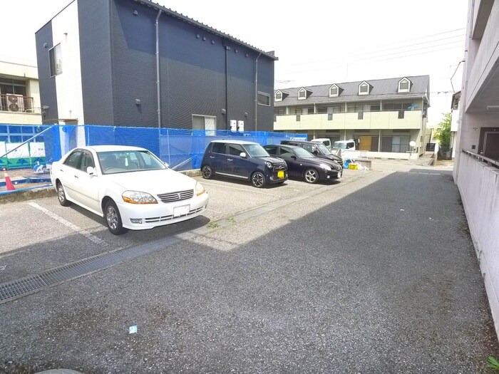 物件外観写真4　(駐車場)