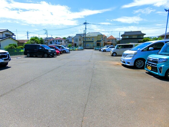 物件外観写真3　(駐車場)