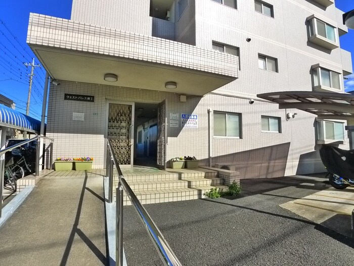 物件外観写真5　(エントランス部分)