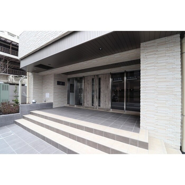 物件外観写真2　(エントランス部分)