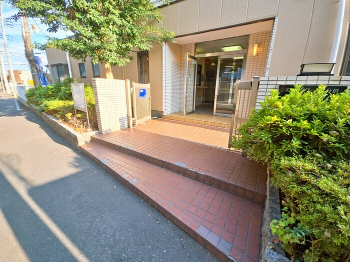 物件外観写真2　(エントランス部分)