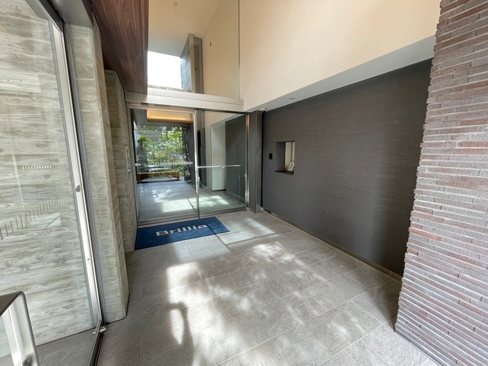 物件外観写真2　(エントランス部分)