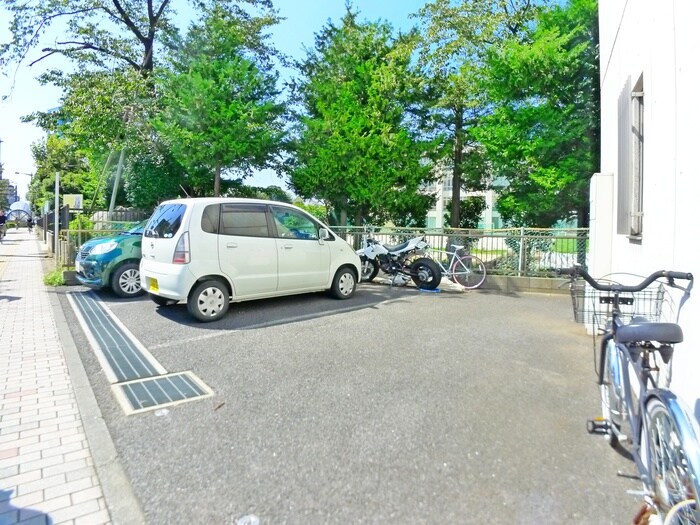 物件外観写真6　(駐車場)