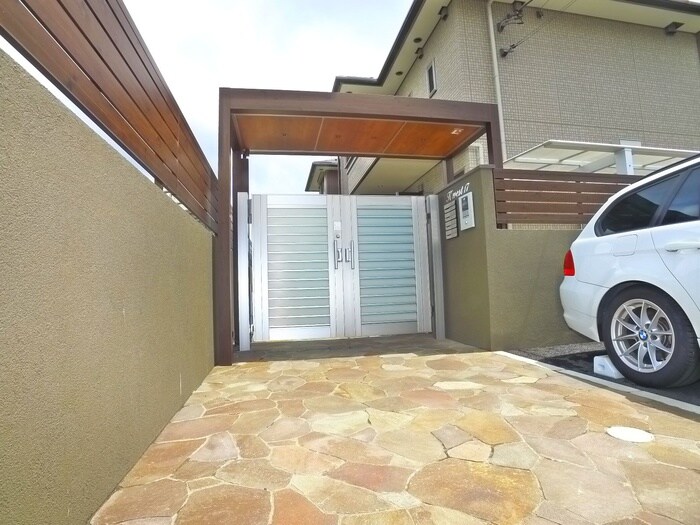 物件外観写真2　(エントランス部分)