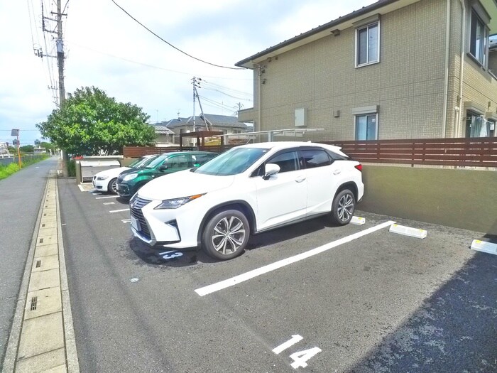 物件外観写真3　(駐車場)