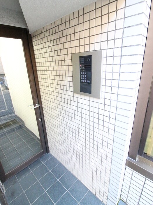 物件外観写真4　(エントランス部分)