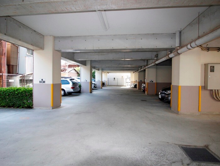 物件外観写真5　(駐車場)