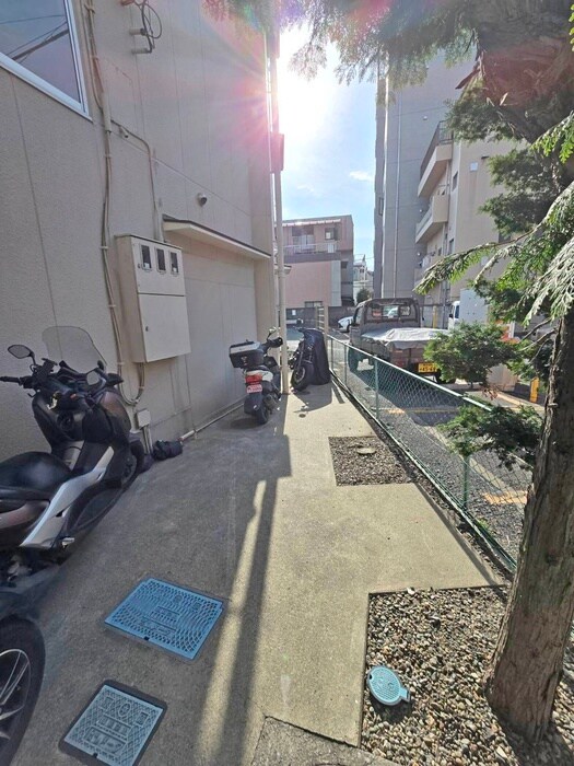 物件外観写真5　(バイク置き場)