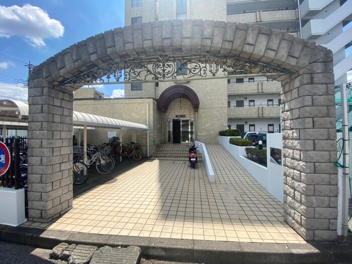 物件外観写真4　(エントランス部分)