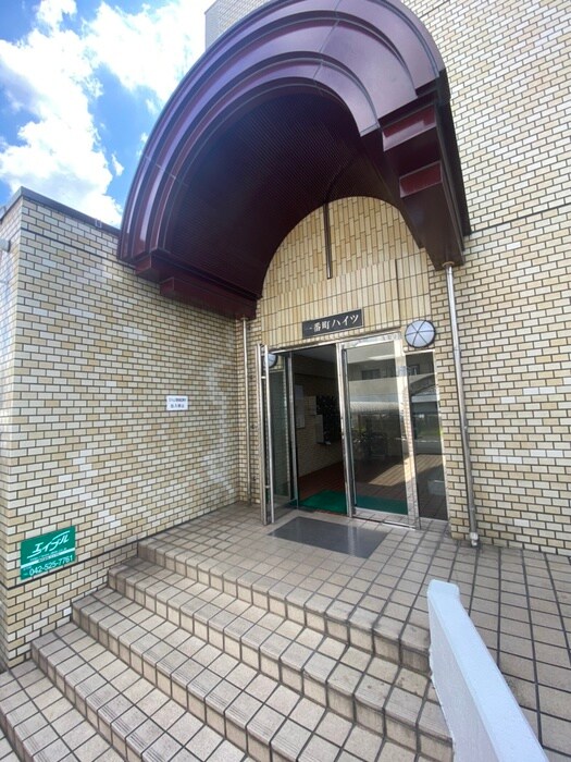 物件外観写真5　(エントランス部分)