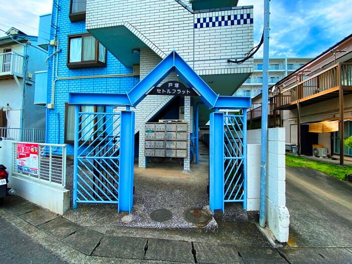 物件外観写真3　(エントランス部分)